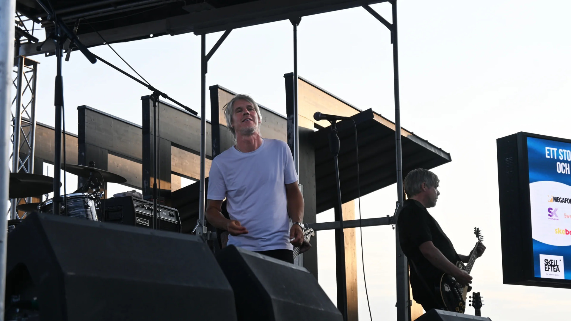 The Drowners live, vocals, 2025